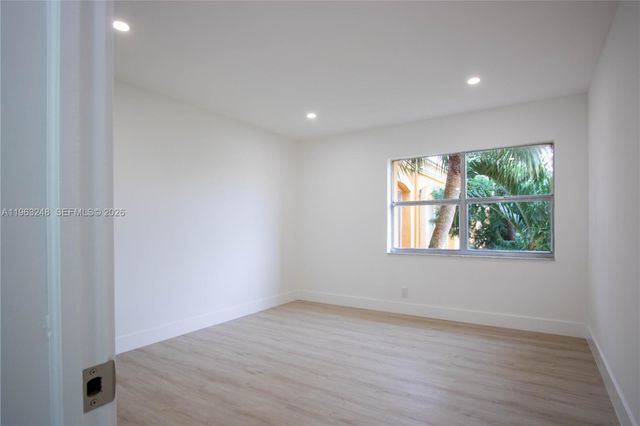 17911 NW 68th Ave M206, Hialeah, FL 33015