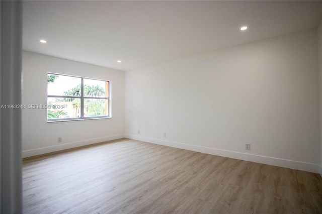 17911 NW 68th Ave M206, Hialeah, FL 33015