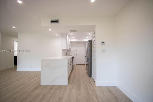 17911 NW 68th Ave M206, Hialeah, FL 33015