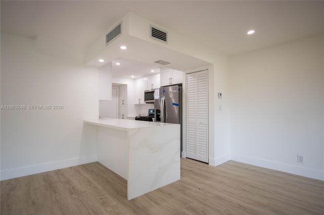 17911 NW 68th Ave M206, Hialeah, FL 33015