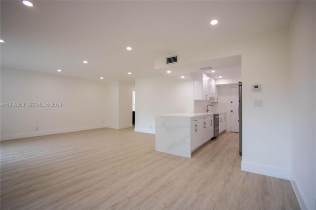 17911 NW 68th Ave M206, Hialeah, FL 33015