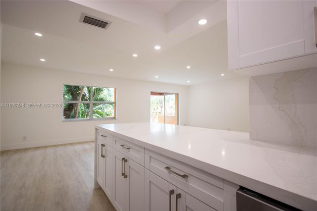 17911 NW 68th Ave M206, Hialeah, FL 33015