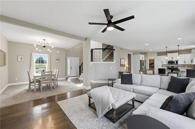1273 SW Nagona Lane, Lee's Summit, MO 64082
