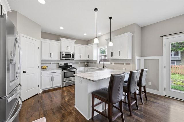 1273 SW Nagona Lane, Lee's Summit, MO 64082