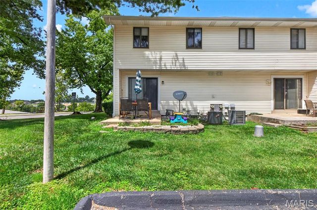 2701 Falcons Way 132, St Charles, MO 63303