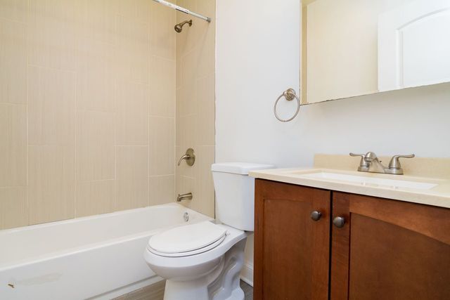 2035 W Arthur Avenue 3W, Chicago, IL 60645