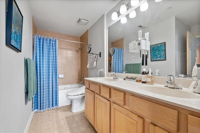 647 METROPOLITAN Way 503, Des Plaines, IL 60016