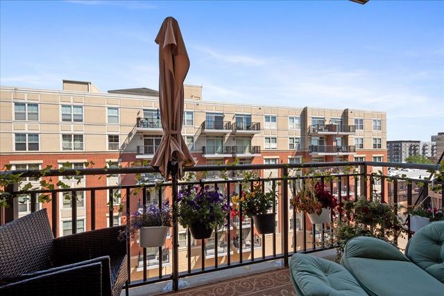 647 METROPOLITAN Way 503, Des Plaines, IL 60016