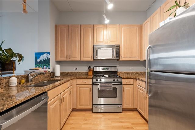 647 METROPOLITAN Way 503, Des Plaines, IL 60016