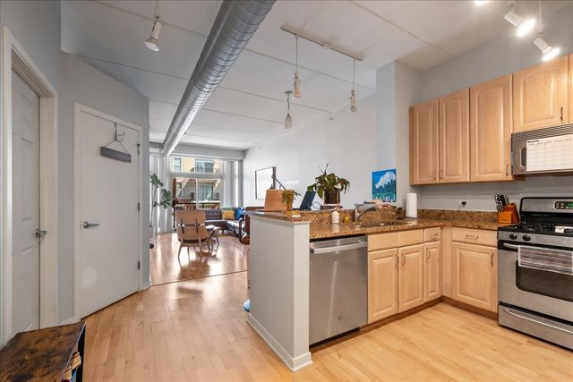 647 METROPOLITAN Way 503, Des Plaines, IL 60016