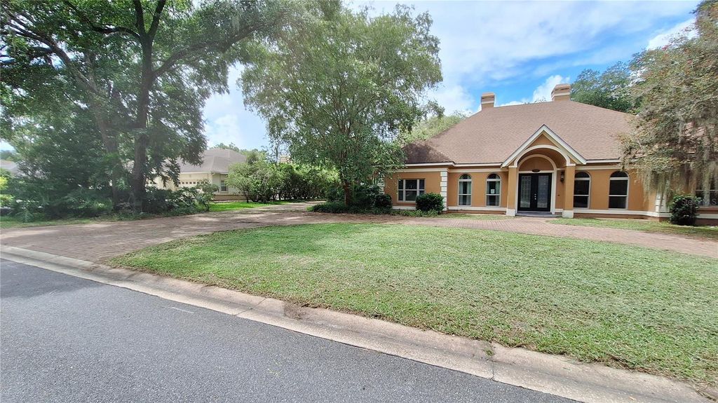 Image 2 of property listing at 2210 SE LAUREL RUN DRIVE, Ocala, FL 34471