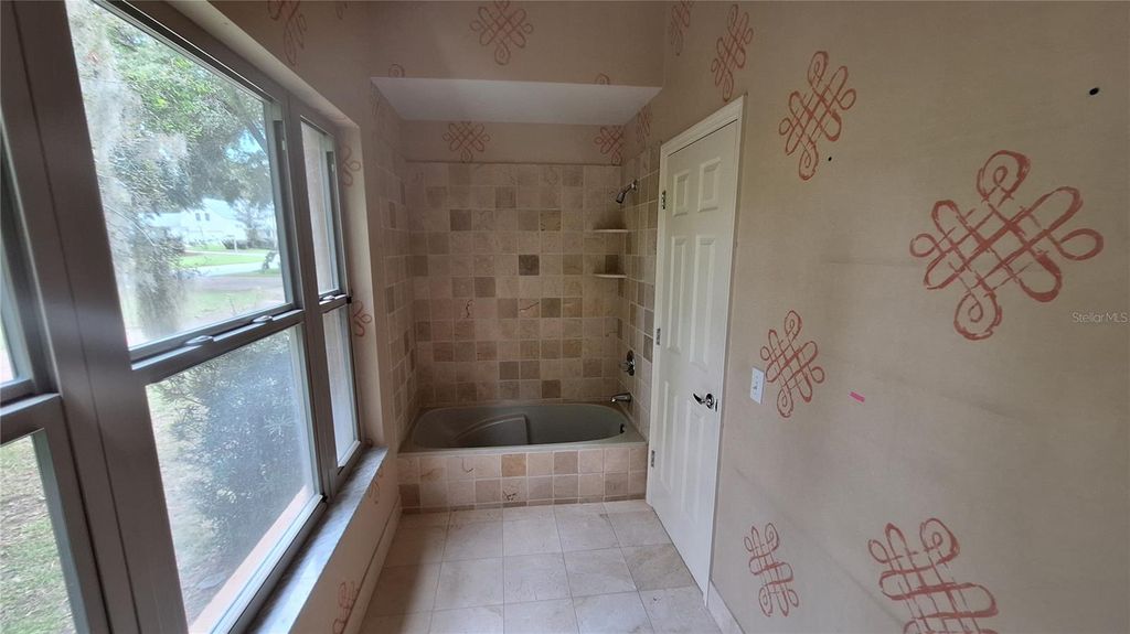Image 14 of property listing at 2210 SE LAUREL RUN DRIVE, Ocala, FL 34471