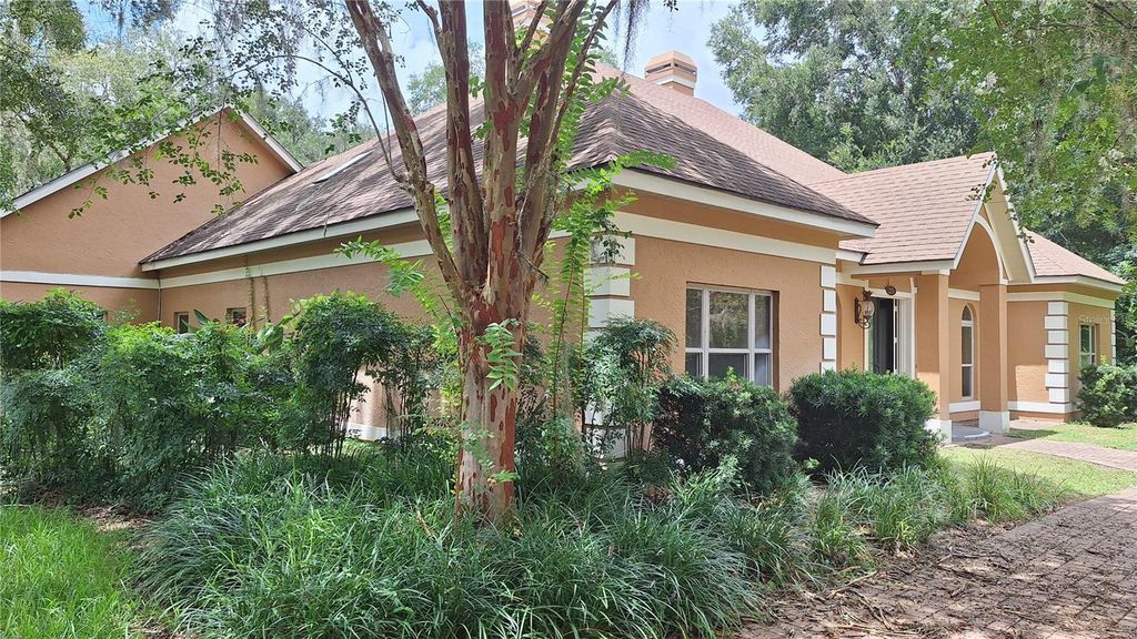 Image 3 of property listing at 2210 SE LAUREL RUN DRIVE, Ocala, FL 34471