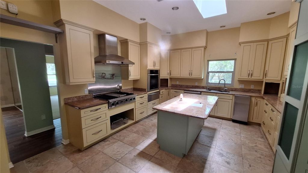 Image 27 of property listing at 2210 SE LAUREL RUN DRIVE, Ocala, FL 34471