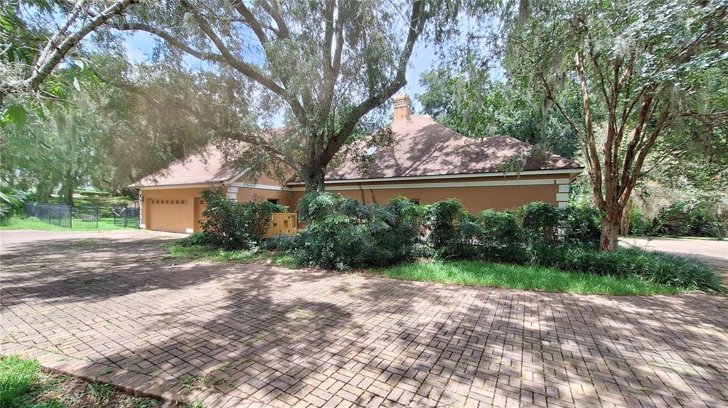 Image 4 of property listing at 2210 SE LAUREL RUN DRIVE, Ocala, FL 34471