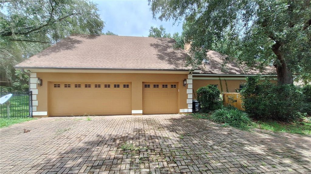 Image 7 of property listing at 2210 SE LAUREL RUN DRIVE, Ocala, FL 34471
