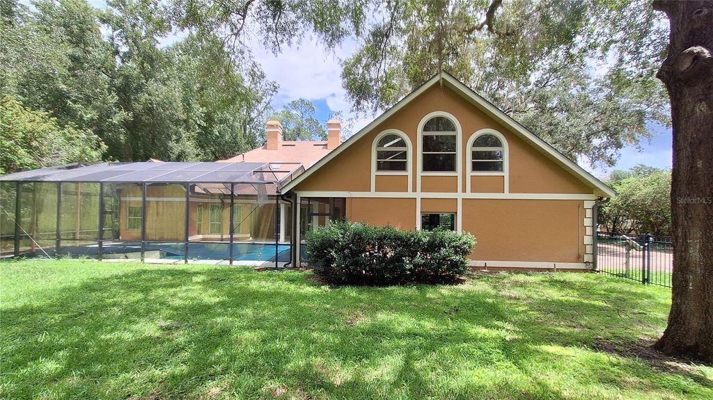 Image 8 of property listing at 2210 SE LAUREL RUN DRIVE, Ocala, FL 34471