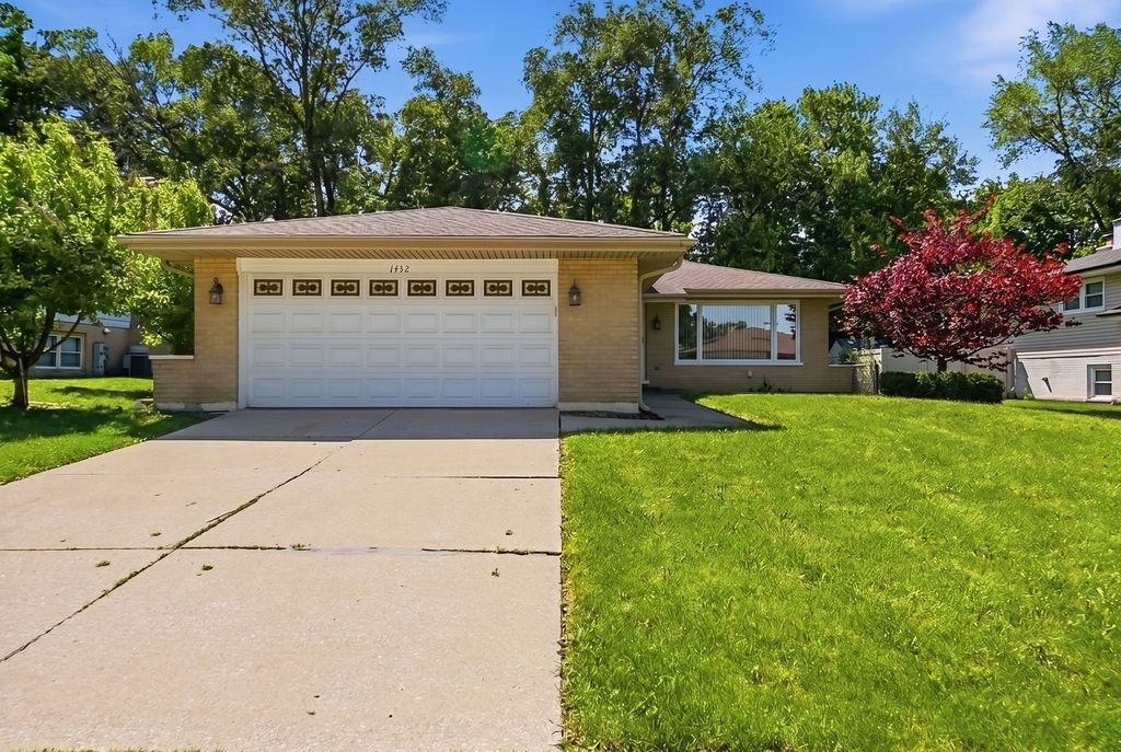 1432 SCHRAMM Drive, Westmont, IL 60559