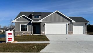 2420 Heritage Green Drive, Hiawatha, IA 52233