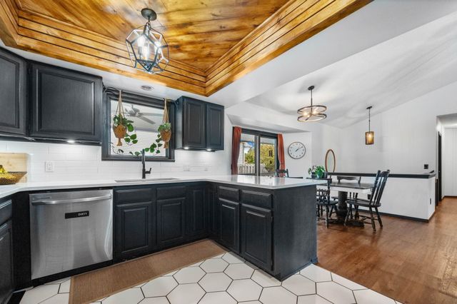 5608 Cox St, Bel Aire, KS 67220