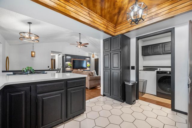 5608 Cox St, Bel Aire, KS 67220