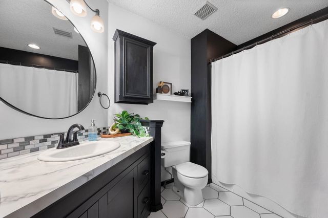 5608 Cox St, Bel Aire, KS 67220