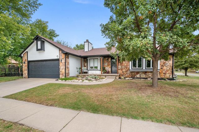 5608 Cox St, Bel Aire, KS 67220