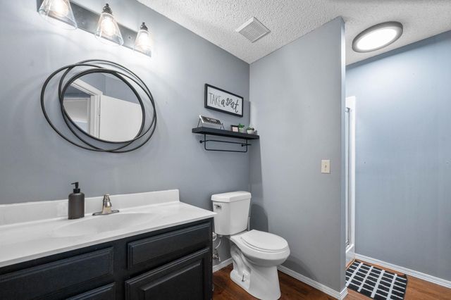 5608 Cox St, Bel Aire, KS 67220