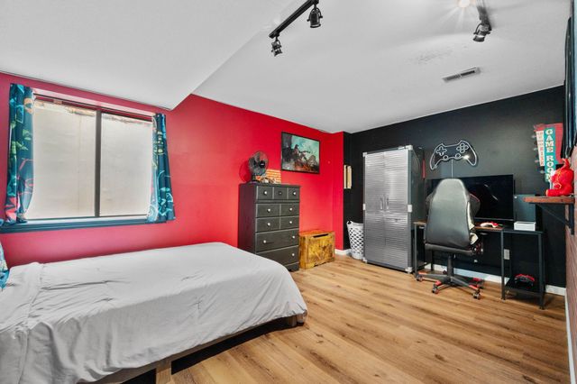 5608 Cox St, Bel Aire, KS 67220