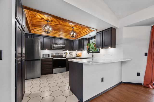 5608 Cox St, Bel Aire, KS 67220