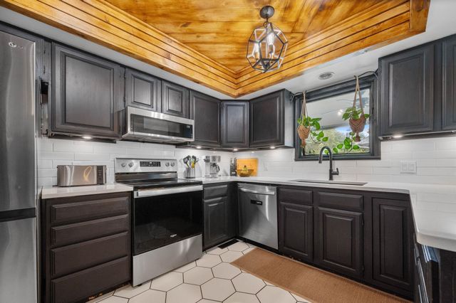 5608 Cox St, Bel Aire, KS 67220