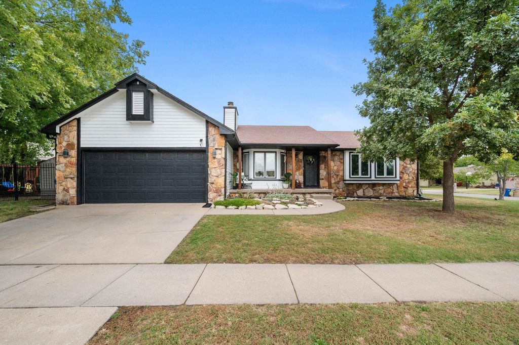 5608 Cox St, Bel Aire, KS 67220