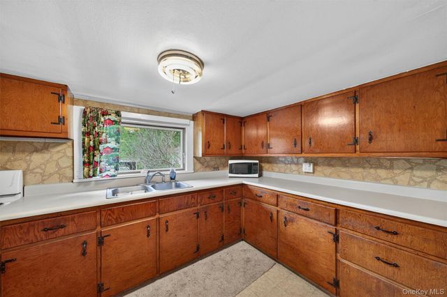 32 Tarbell Road, Bloomingburg, NY 12721