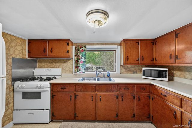 32 Tarbell Road, Bloomingburg, NY 12721