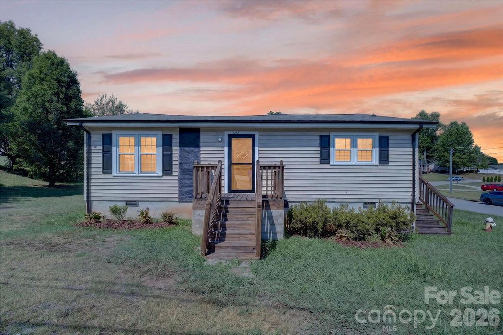 893 7th Street Drive SE, Hickory, NC 28602