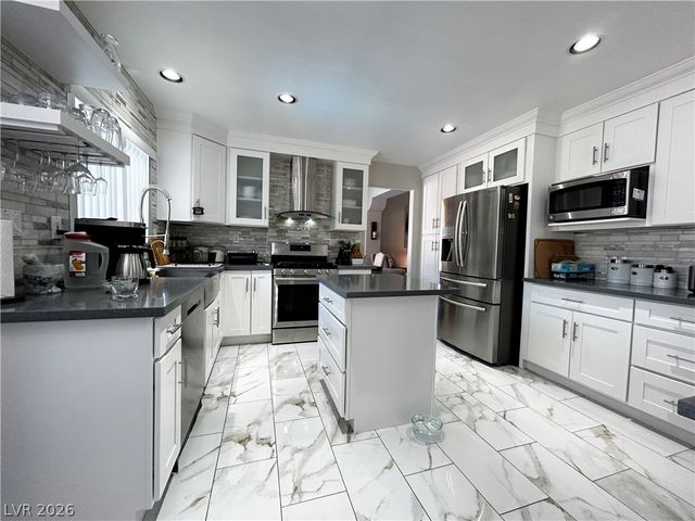 2013 Sedona Creek Circle, Las Vegas, NV 89128