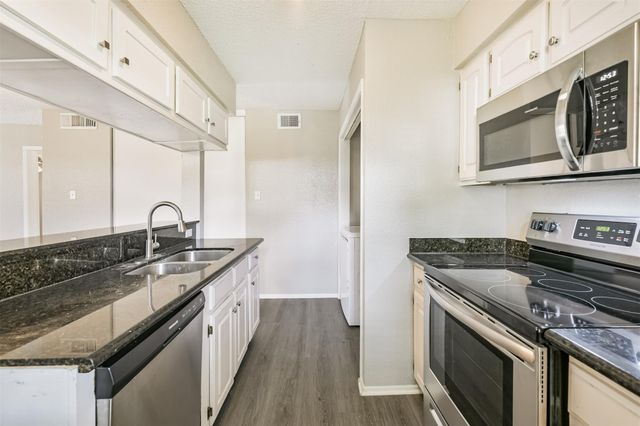 5646 Birchmont Drive 11, Houston, TX 77091