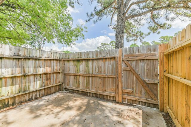5646 Birchmont Drive 11, Houston, TX 77091