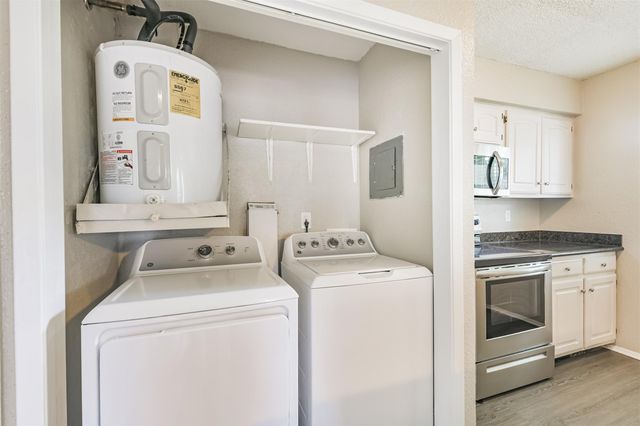 5646 Birchmont Drive 11, Houston, TX 77091