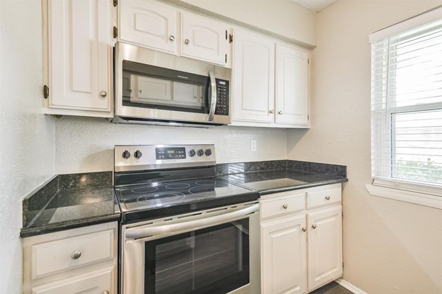 5646 Birchmont Drive 11, Houston, TX 77091