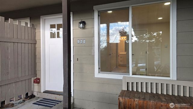 924 - 926 CRESTVIEW Lane, Mount Vernon, WA 98273