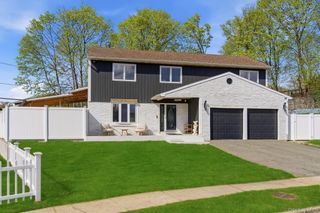 3 Rustic Court, Plainview, NY 11803