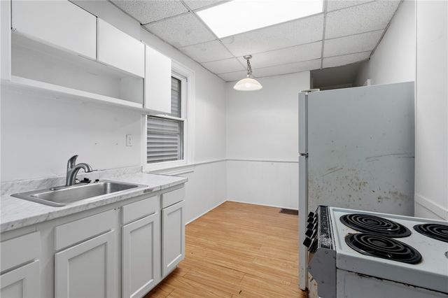 52 Oakwood Road, Crafton, PA 15205