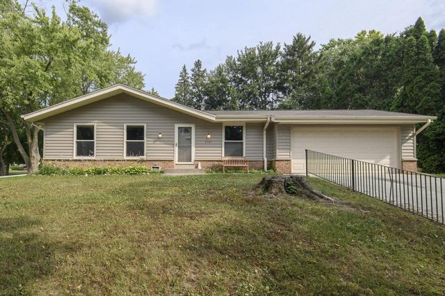 2137 Melody LANE, Waukesha, WI 53186