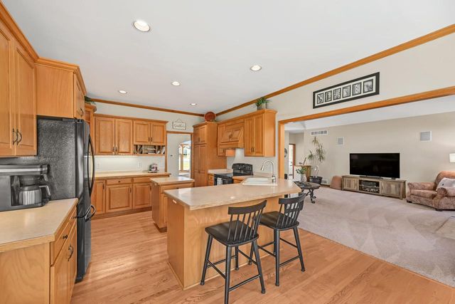 N21W26622 Cattail COURT, Pewaukee, WI 53072