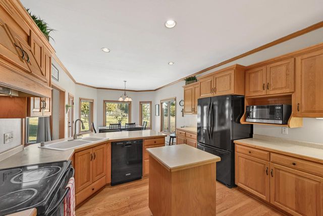 N21W26622 Cattail COURT, Pewaukee, WI 53072