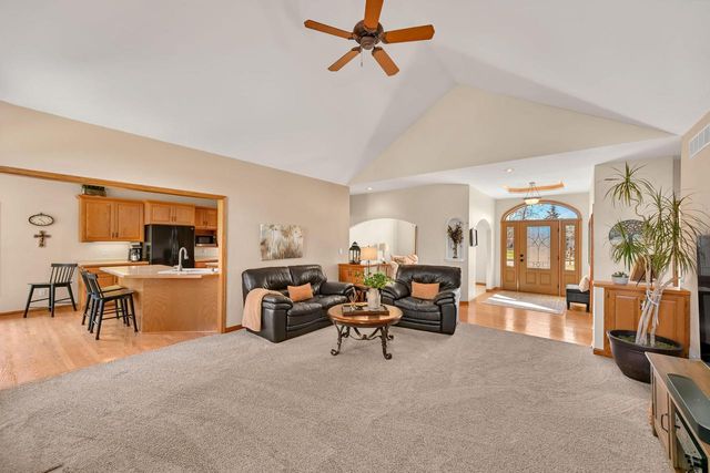 N21W26622 Cattail COURT, Pewaukee, WI 53072