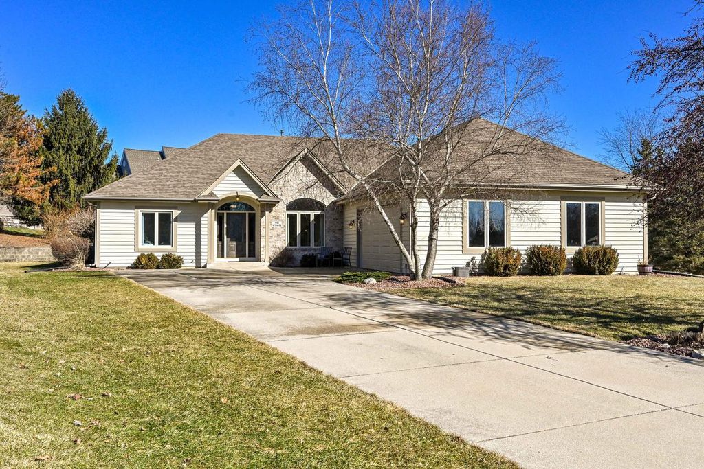 N21W26622 Cattail COURT, Pewaukee, WI 53072