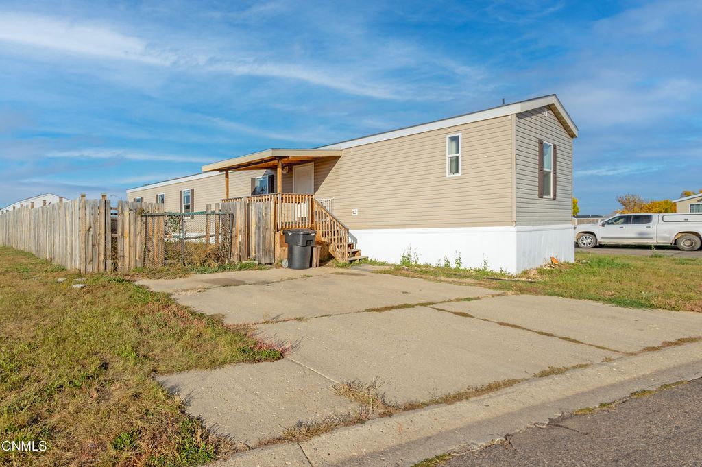 2202 35th Terrace W, Williston, ND 58801 photo 3