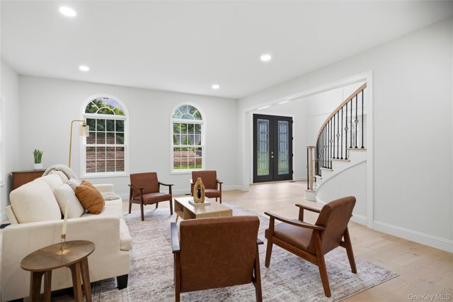 41 Cove Road, Huntington, NY 11743